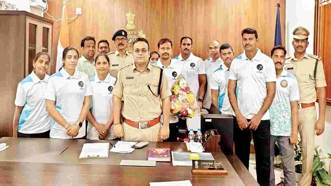ఫెన్సింగ్ పోలీస్ జట్టుకు ఎస్పీ అభినందన