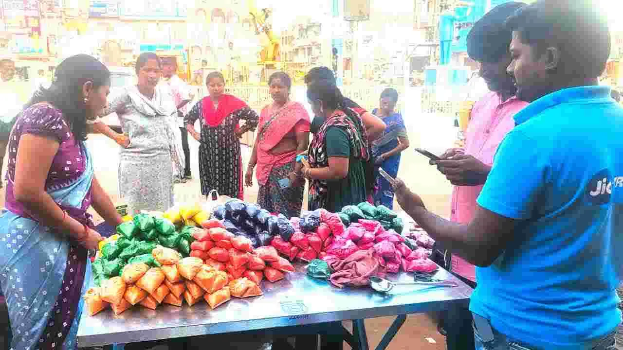 New Year, Sankranti: మార్కెట్లలో న్యూ ఇయర్, సంక్రాంతి సందడి