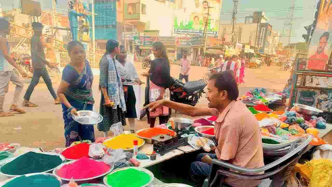 New Year, Sankranti: మార్కెట్లలో న్యూ ఇయర్, సంక్రాంతి సందడి