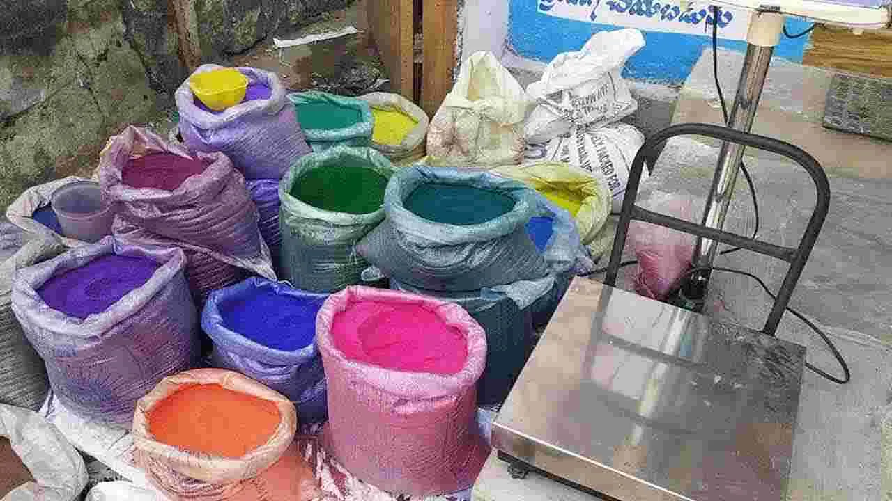 New Year, Sankranti: మార్కెట్లలో న్యూ ఇయర్, సంక్రాంతి సందడి