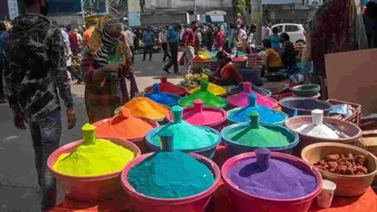 New Year, Sankranti: మార్కెట్లలో న్యూ ఇయర్, సంక్రాంతి సందడి