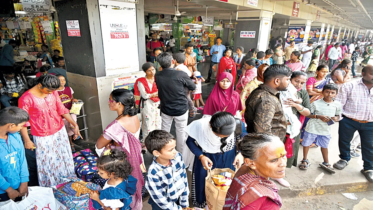 Trains రైళ్లు, బస్సులు కిటకిట