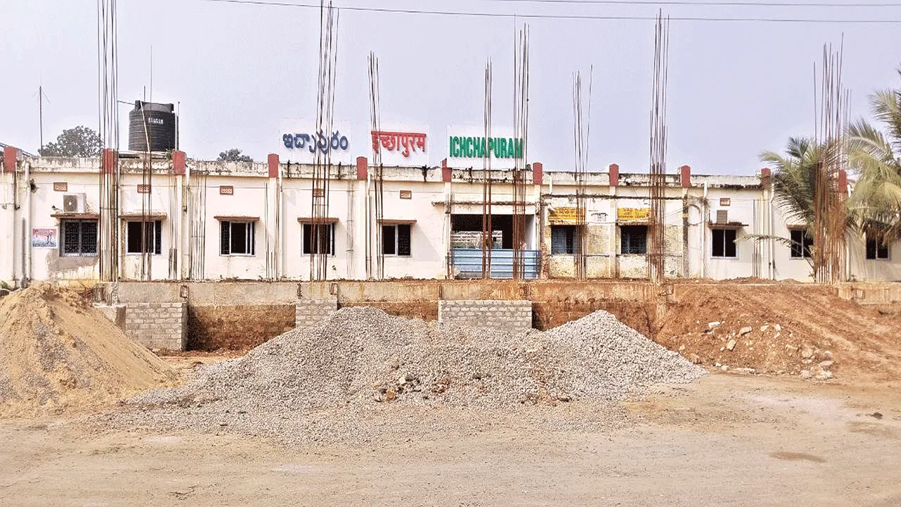 Railway stations: ఏడాదవుతున్నా అంతే..!