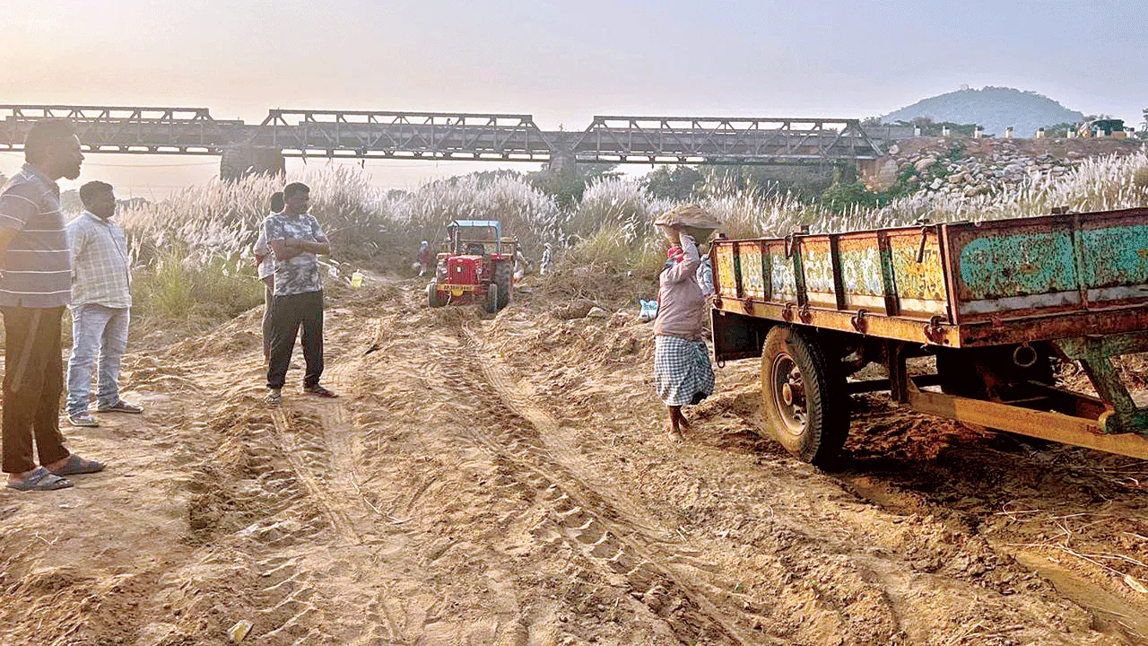 Sand ఇసుక అక్రమ రవాణాను అడ్డుకోరా?