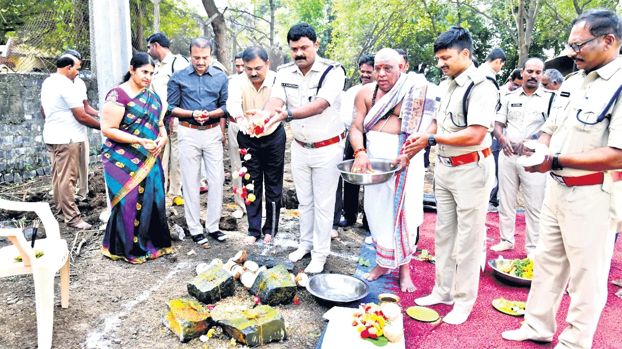 పోలీసు ఆసుపత్రికి భూమి పూజ