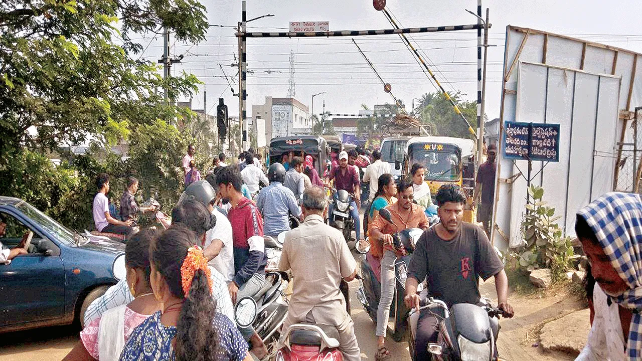 Traffic jam రైల్వే గేటు వద్ద ట్రాఫిక్‌ జామ్‌