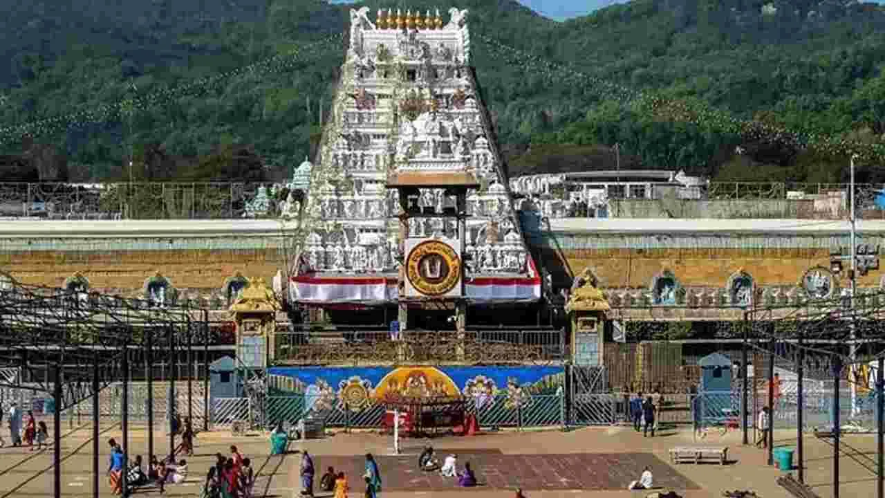 Tirumala: తిరుమలలో తగ్గిన భక్తుల రద్దీ.. ఎందుకంటే.. 