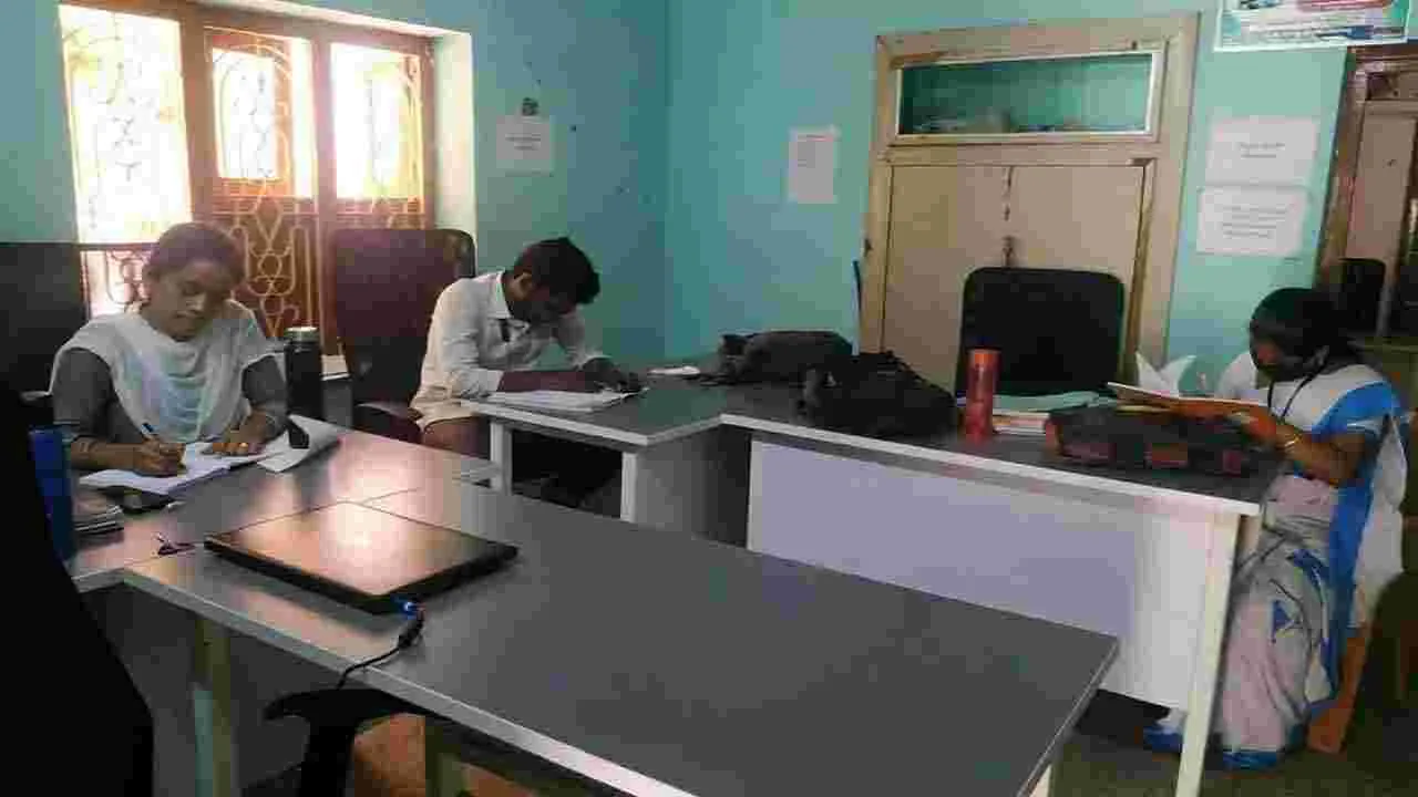 త్రిశంకు స్వర్గంలో ఉన్నాం