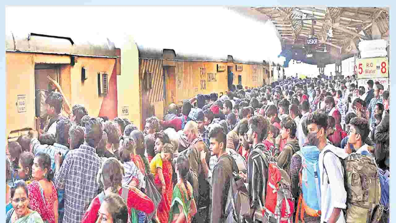 కిక్కిరిసిన రైళ్లు