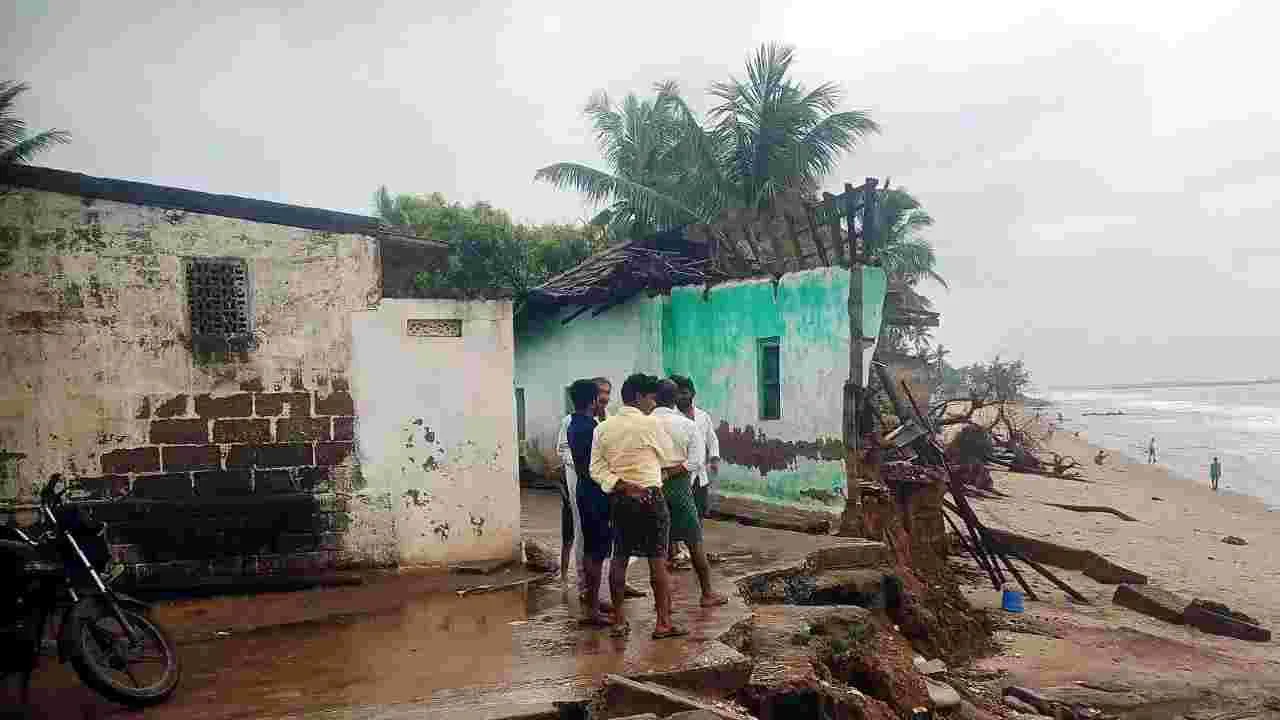 ఉప్పాడలో అలల బీభత్సం.. కూలిన 30 ఇళ్లు