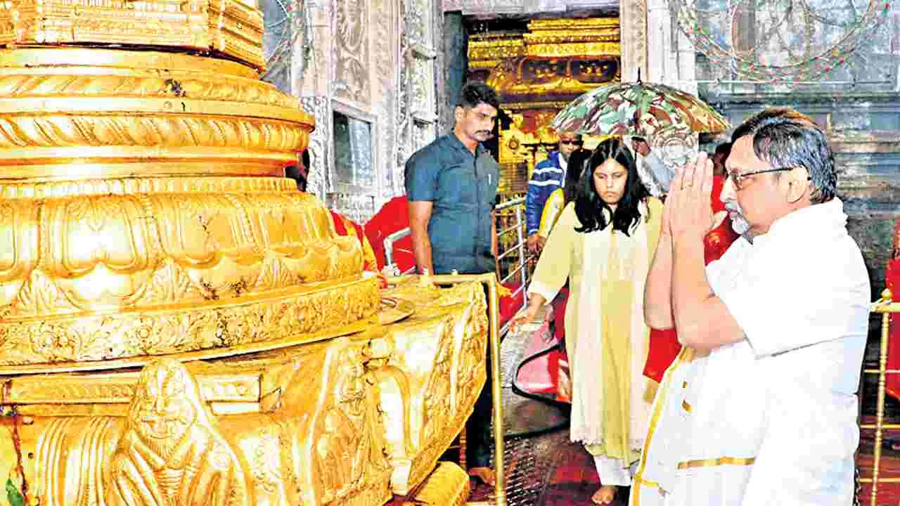 Temple Visit : శ్రీవారి సేవలో సీఎస్‌ నీరబ్‌ కుమార్‌ ప్రసాద్‌