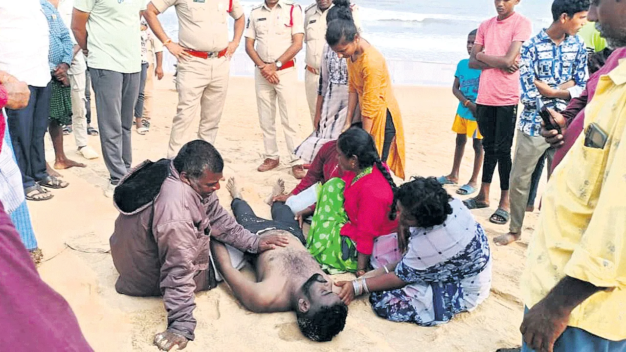 సముద్రంలో గల్లంతైన యువకుడు మృతి