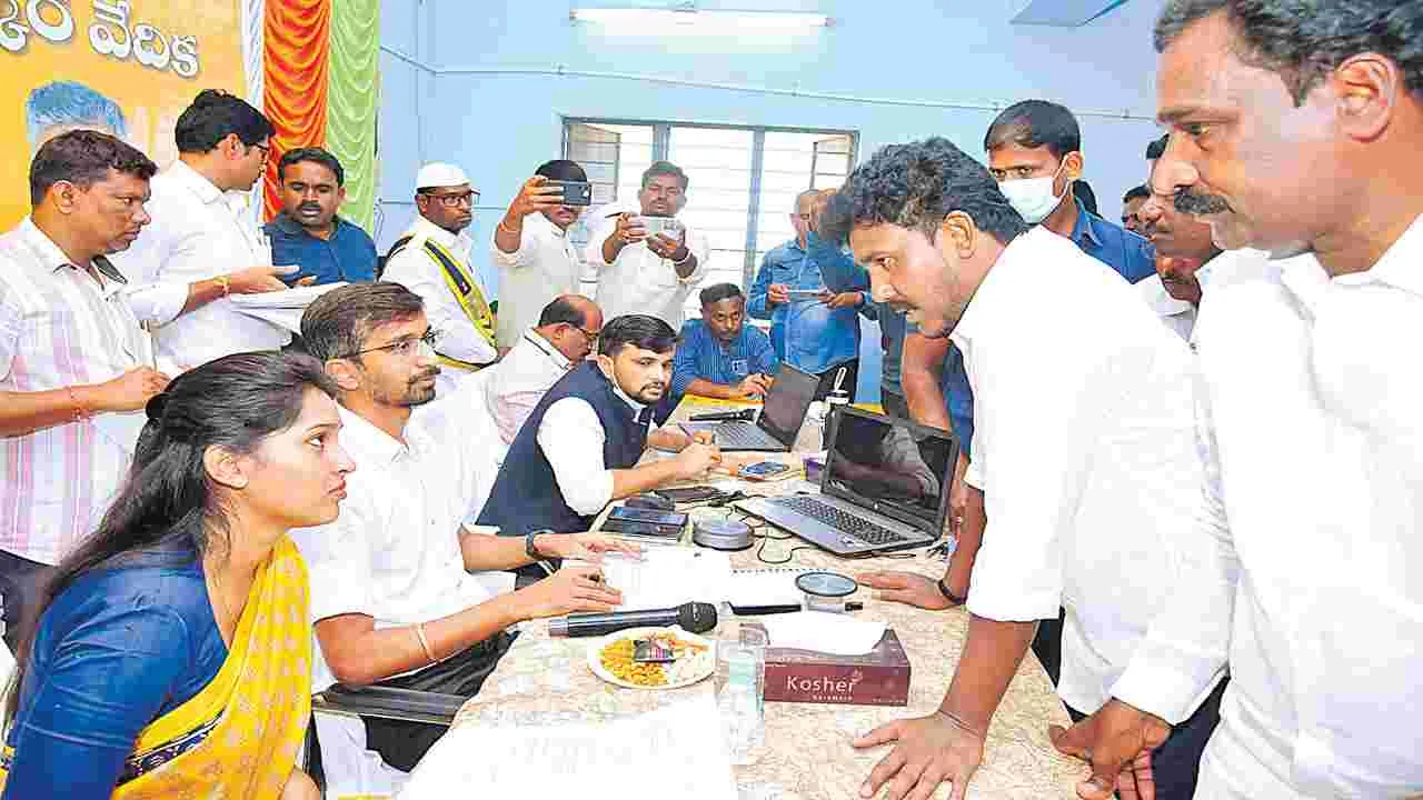 Paper Mill Workers : ఆంధ్ర పేపరు మిల్లు కార్మికుల సమ్మె విరమణ
