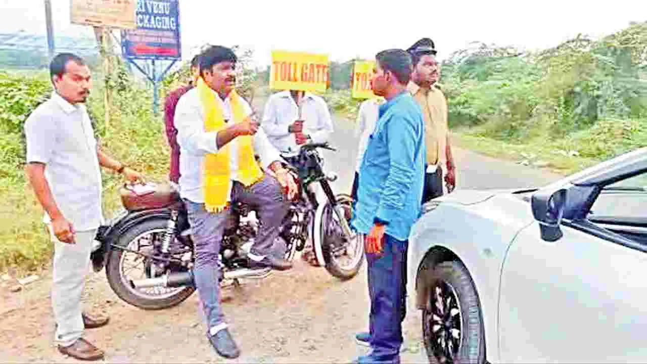 YCP Candidate : టీడీపీ కండువాతో టోల్‌ నాటకం!