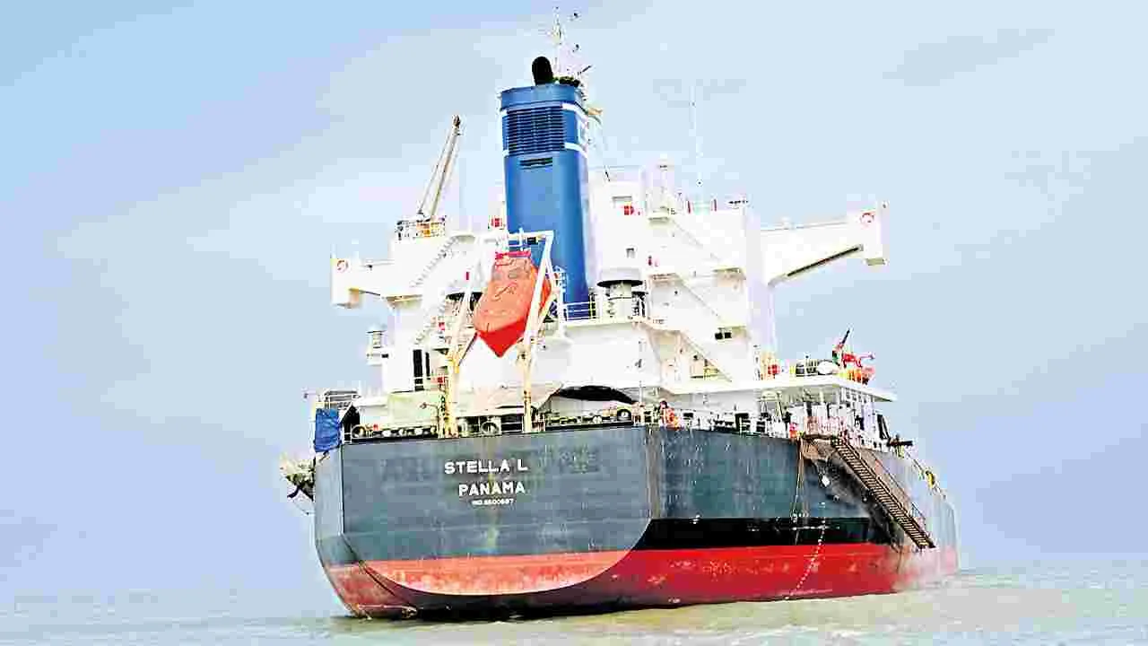 Exporters Loss : స్టెల్లా నౌక.. ఎటూ కదలక!