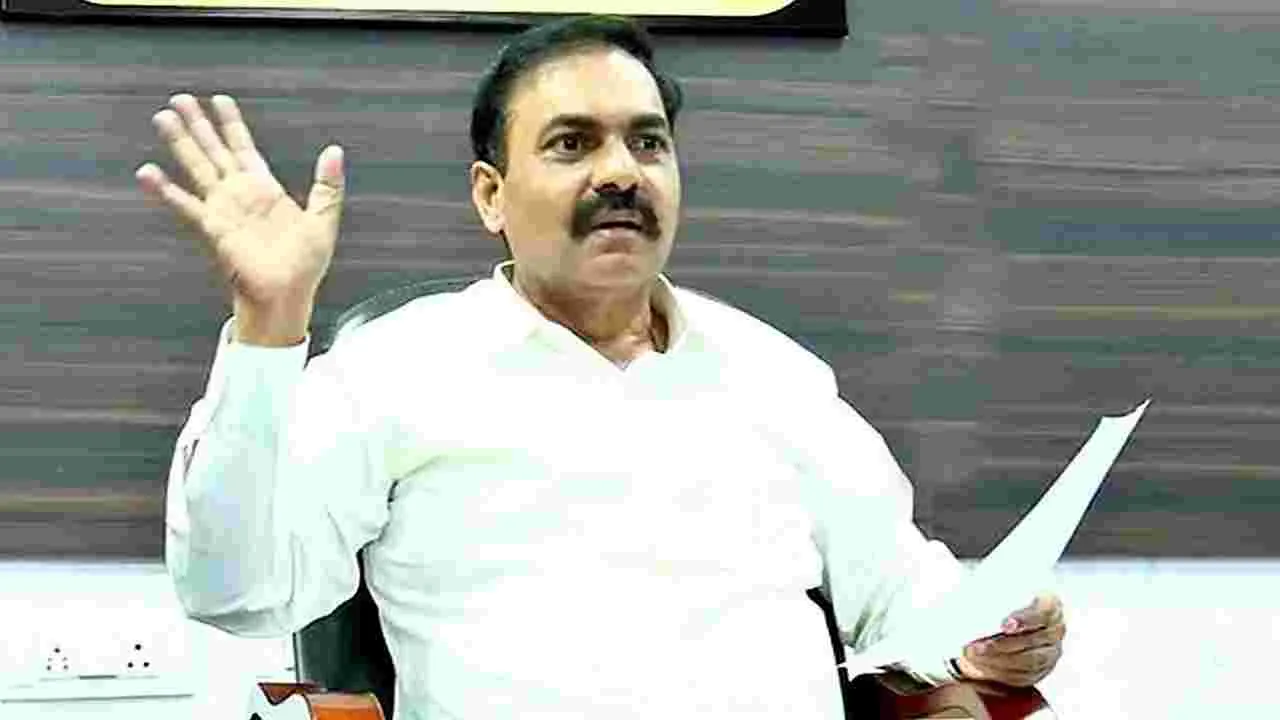 Ex-Minister Kakaṇi Govardhan : సీఐ ఖాకీ చొక్కా వలుస్తాం! 