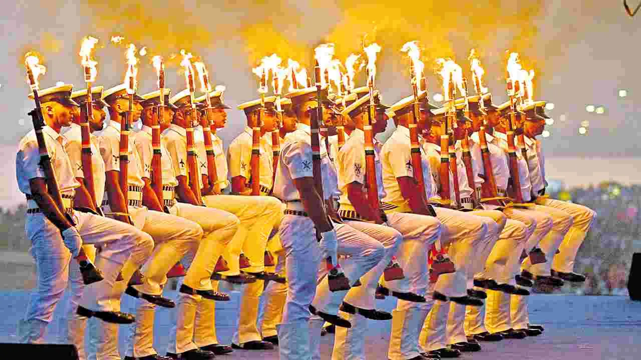  Naval Drills : రెండో రోజూ అబ్బురపరిచిన నేవీ రిహార్సల్స్‌