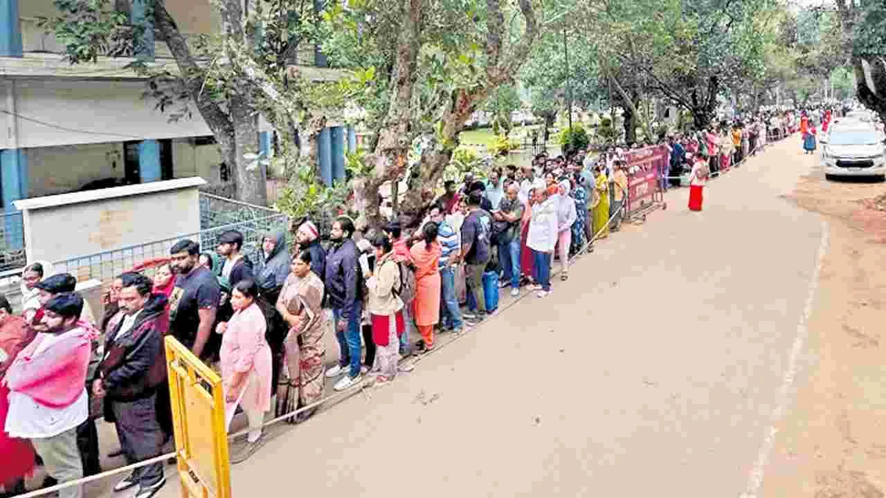 Tirumala : ‘శ్రీవాణి’ టికెట్ల కోసం గంటల కొద్దీ నిరీక్షణ