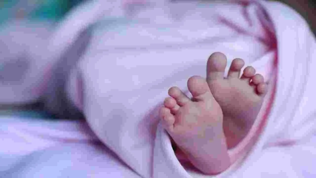 Infant Dies : డ్యూటీ డాక్టర్ నిర్లక్ష్యంతో పసికందు మృతి