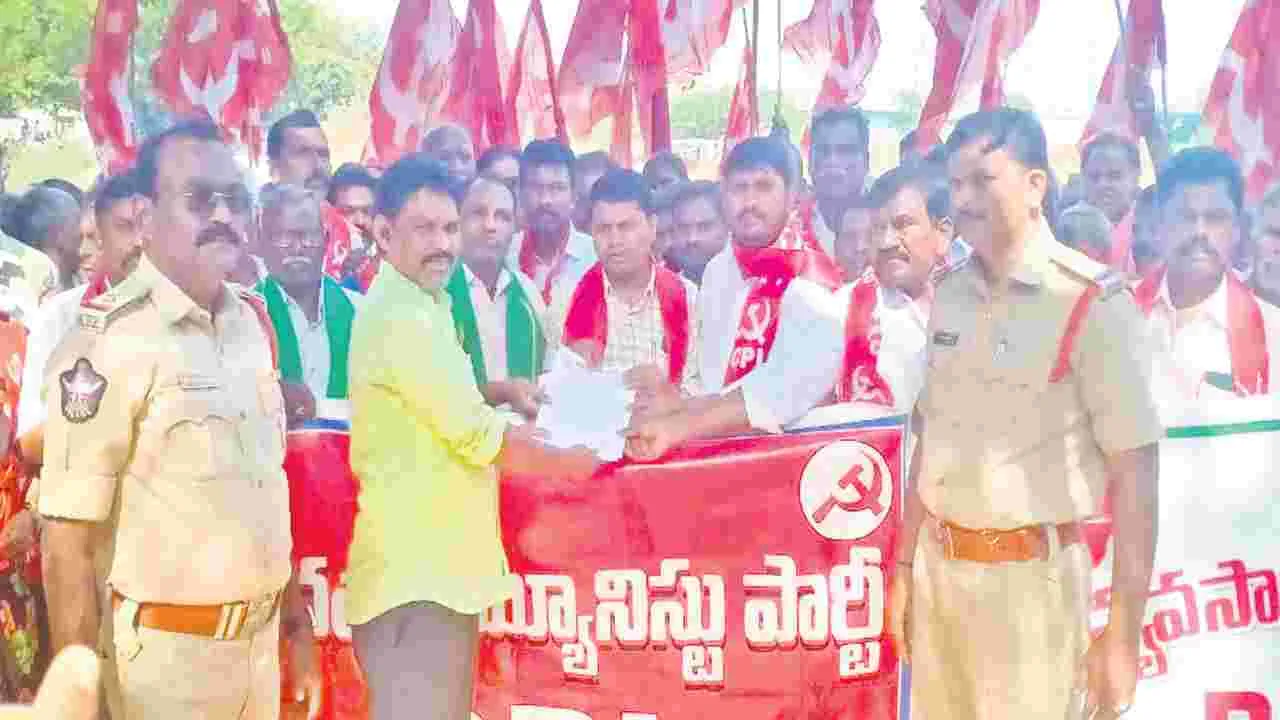 మఠం భూమిలో పట్టాలు ఇవ్వాలి