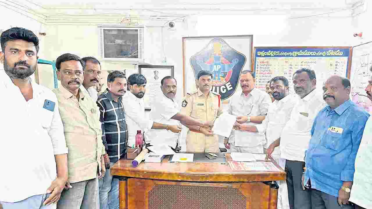తోపుదుర్తి చందుపై ఫిర్యాదు