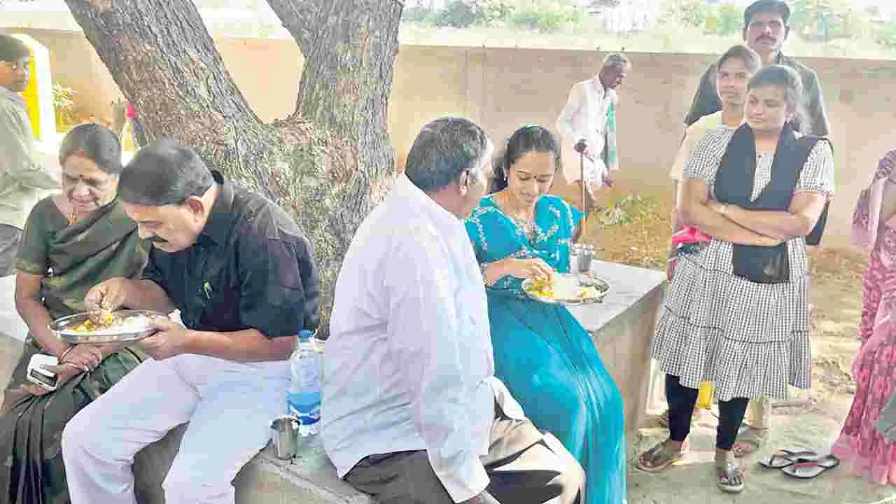కళాశాలల్లో మధ్యాహ్న భోజనానికి శ్రీకారం