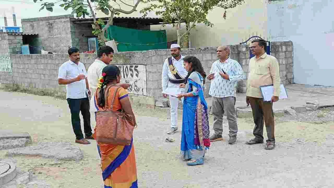 ఇందిరమ్మ ఇళ్ల సర్వేను పరిశీలించిన అధికారులు