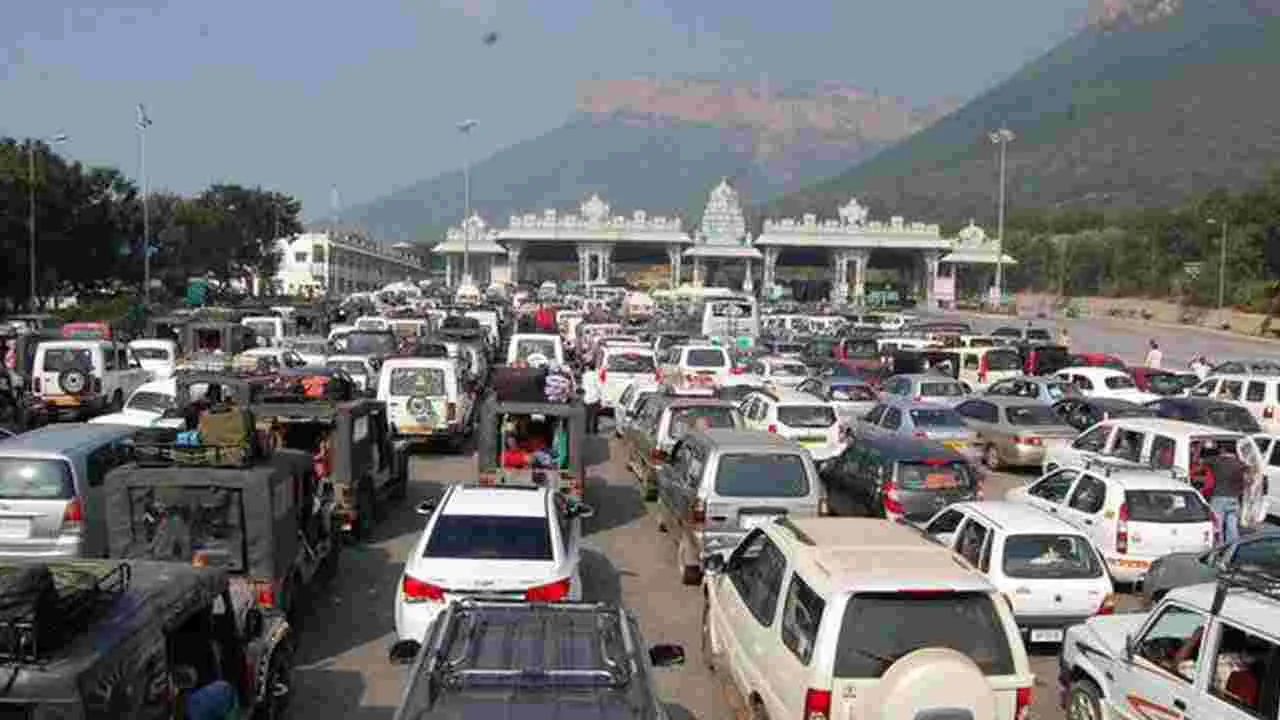 Tirumala: తిరుమలలో అనూహ్యంగా పెరిగిన భక్తుల రద్దీ