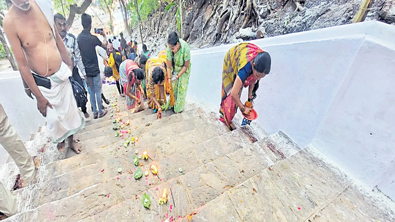 మెట్టు మెట్టుకు పూజలు