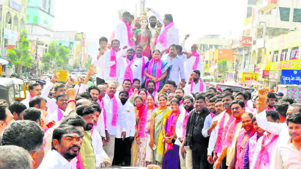 తెలంగాణ అస్తిత్వం ఢిల్లీ బాసులకు తాకట్టు 