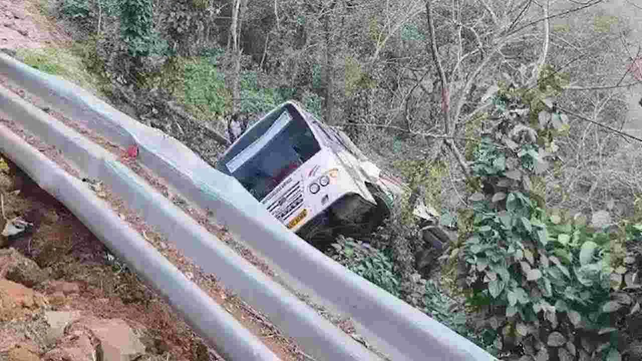 RTC Bus: లోయలో పడిన బస్సు.. నలుగురు మృతి, 32 మందికి గాయాలు