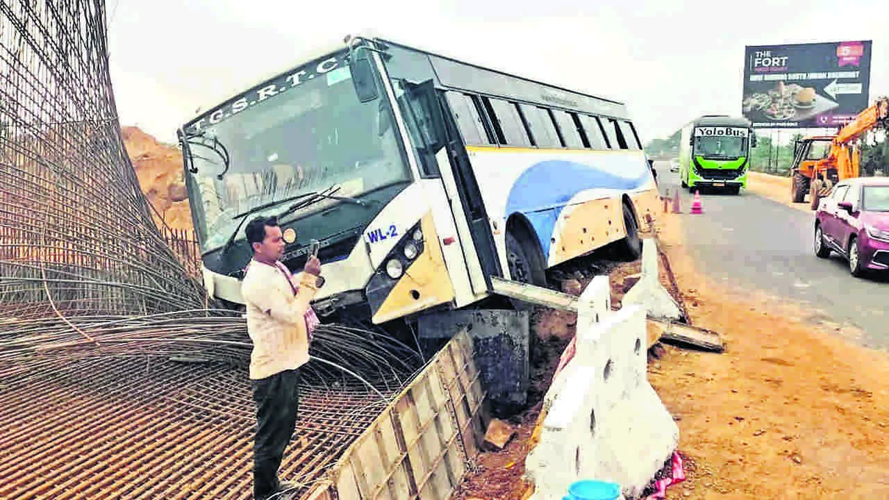 ఆర్టీసీ బస్సుకు త్రుటిలో తప్పిన ప్రమాదం