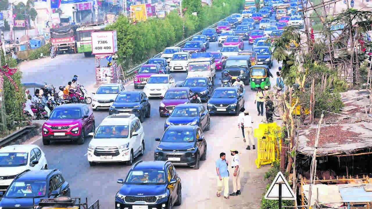 రెండోరోజూ కొనసాగిన వాహనాల రద్దీ