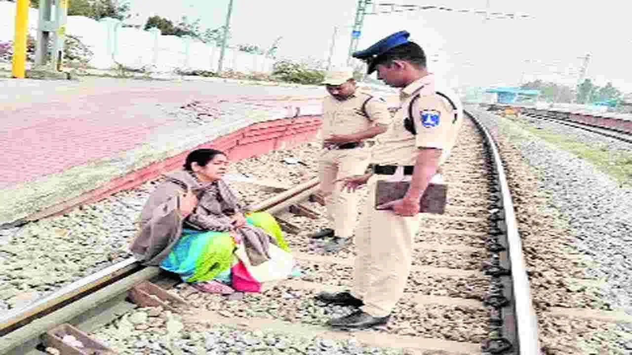 Hyderabad: మహిళ ఆత్మహత్యాయత్నం.. కాపాడిన పోలీసులు