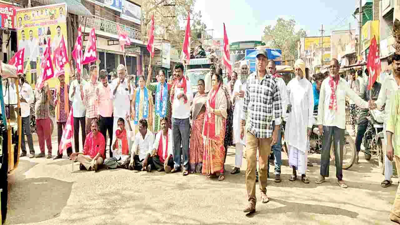 విభజన హామీలు నెరవేర్చాలి: సీపీఎం