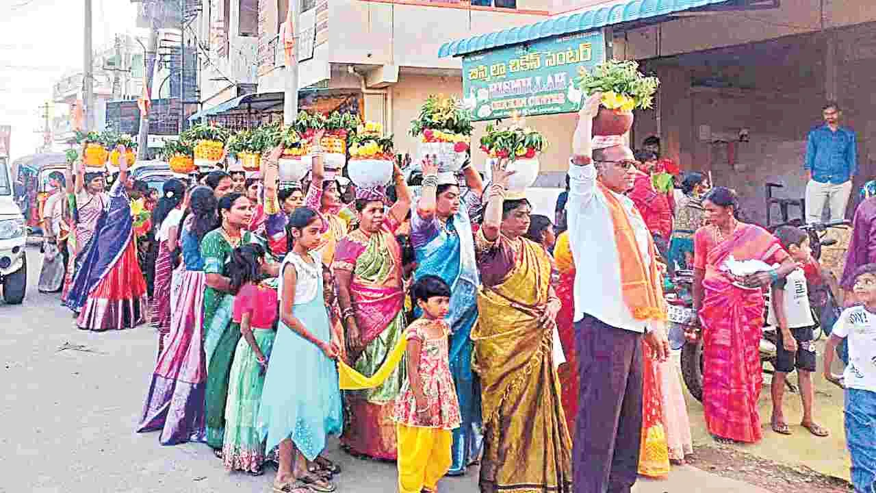 వైభవంగా ఎల్లమ్మ బోనాలు