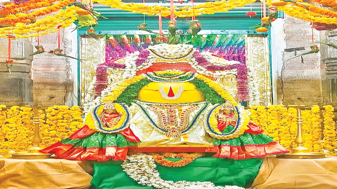 Venugopalu వేణుగోపాలునికి వైభవంగా పూలంగి సేవ