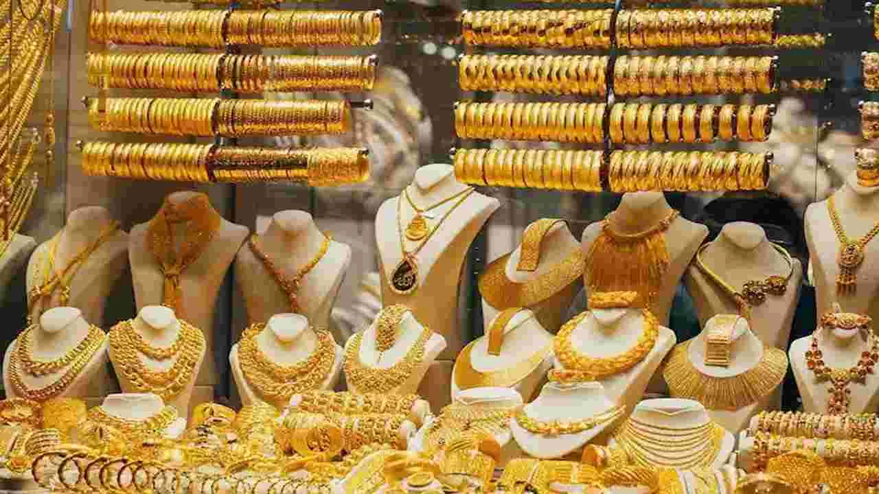 Gold and Silver Rates Today: స్వల్పంగా పెరిగిన బంగారం ధరలు.. ఈ రోజు బంగారం, వెండి ధరలు ఎలా ఉన్నాయంటే..