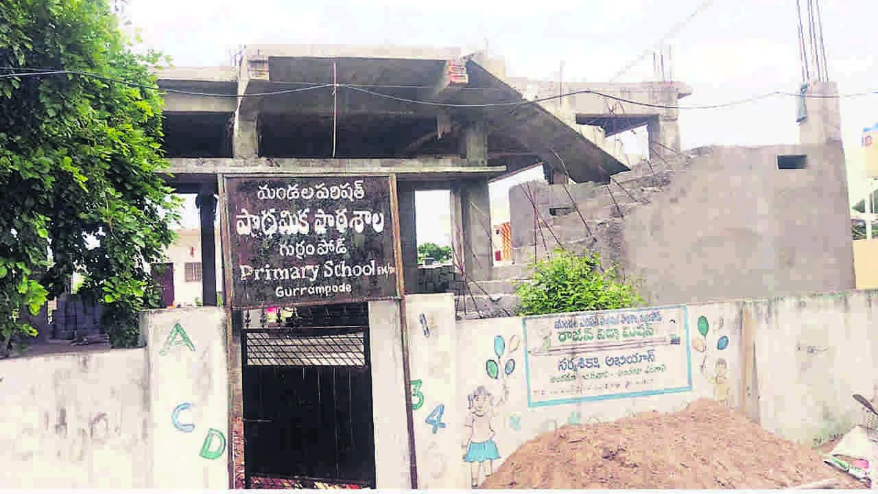 బిల్లులు రాక పనులు నిలిచి..