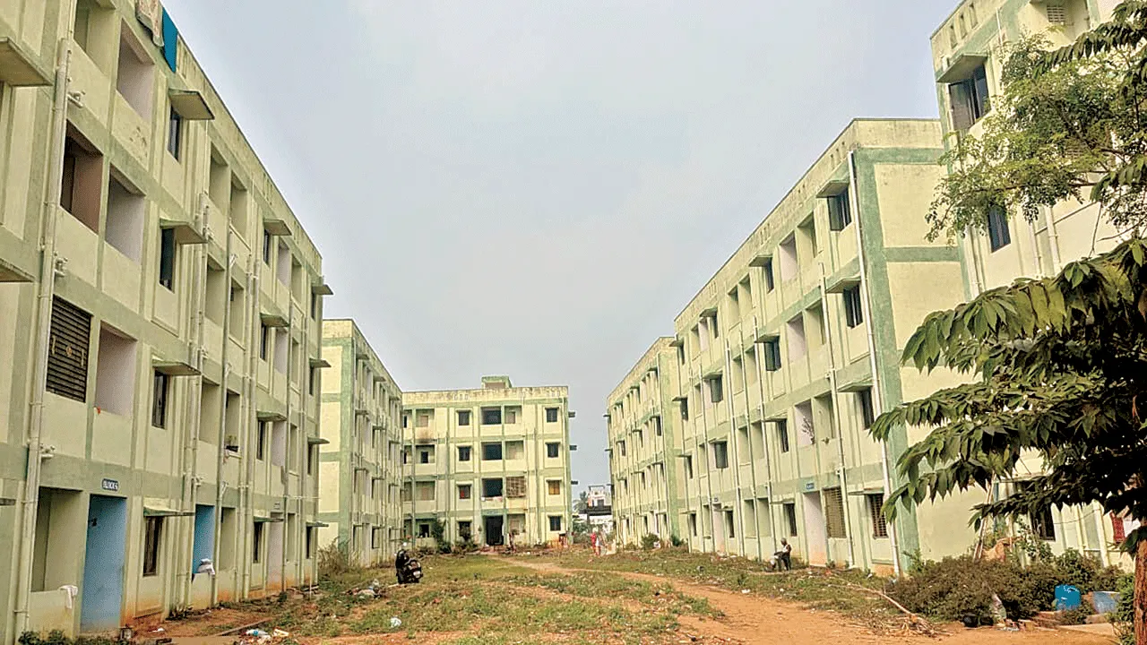 Hud-hud: హుద్హుద్ ఇళ్లకు మోక్షమెప్పుడు?