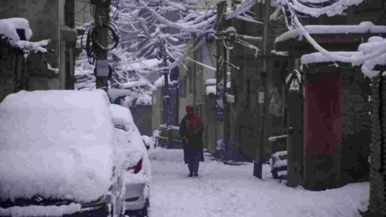 Heavy Snow Fall: భారీగా కురుస్తున్న మంచు.. పరీక్షలు వాయిదా