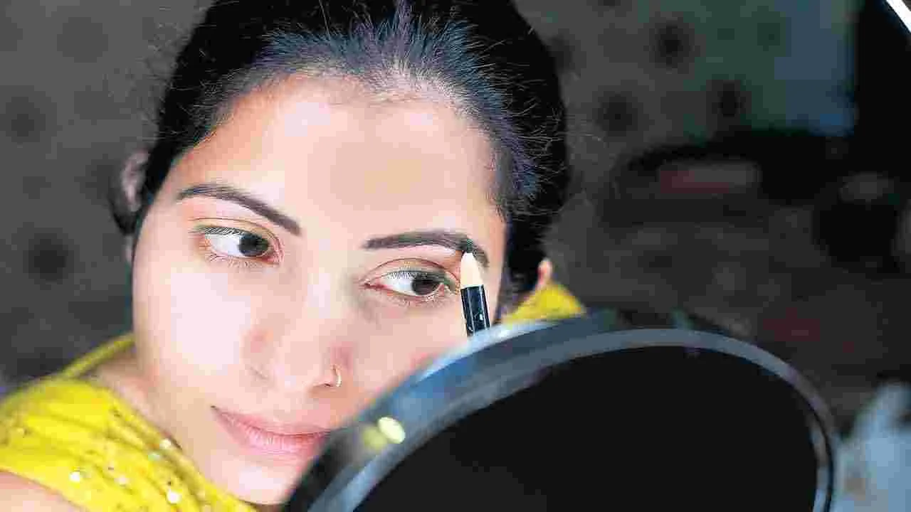 Eyebrow Tips: కనుబొమ్మలు ఒత్తుగా పెరగాలంటే...