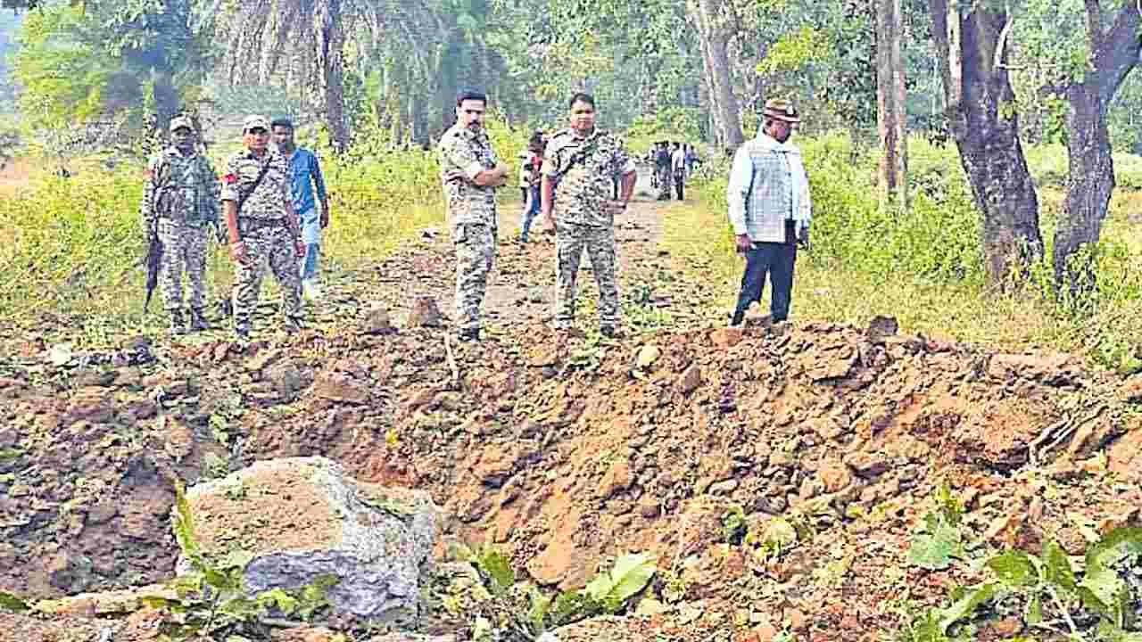 Maoists: మావోయిస్టుల మందుపాతర... 8 మంది జవాన్ల మృతి