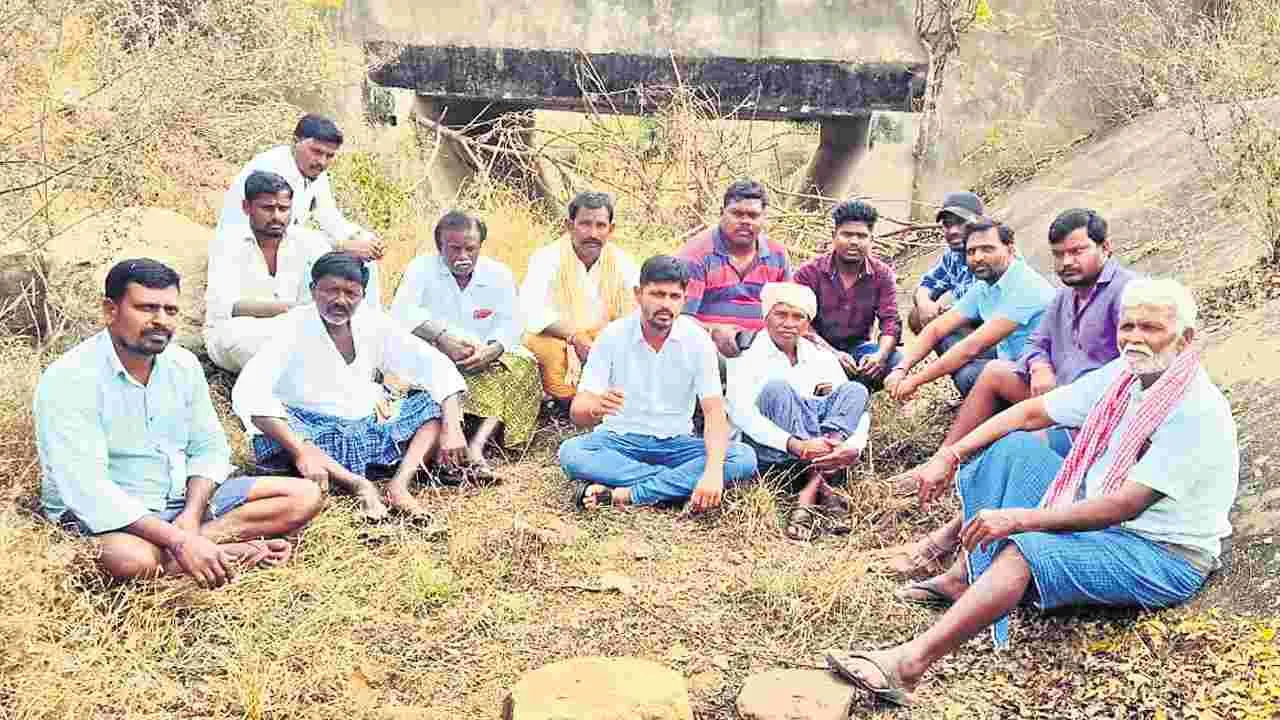 నీళ్లు వదిలి పంటలను కాపాడాలి