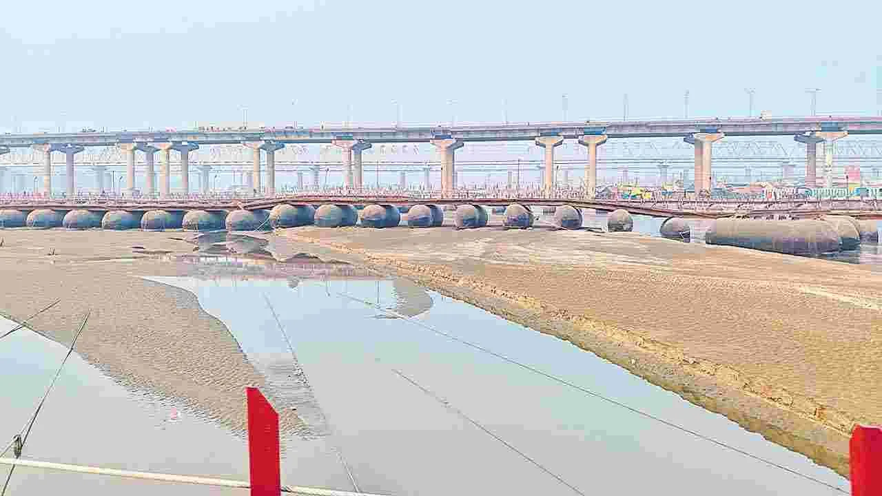 Pontoon Bridge: నదిలో నిర్మాణాలు!