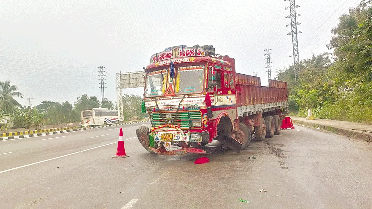 Accident  డివైడర్‌ పైకి దూసుకుపోయిన లారీ