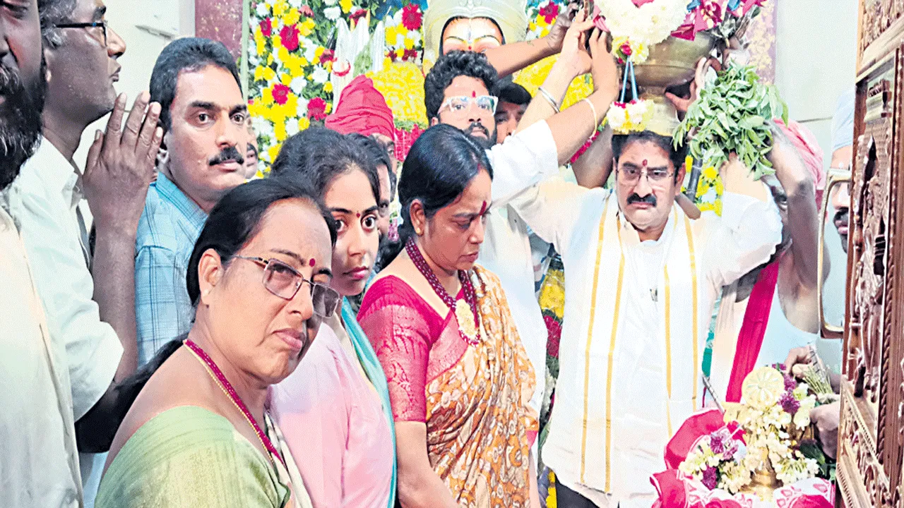 అనపర్తిలో అంబరాన్నంటేలా...