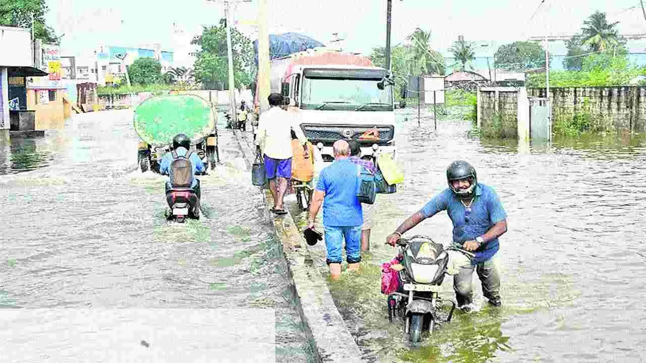 Chennai: వర్షం ఆగినా.. తగ్గని వరదనీరు