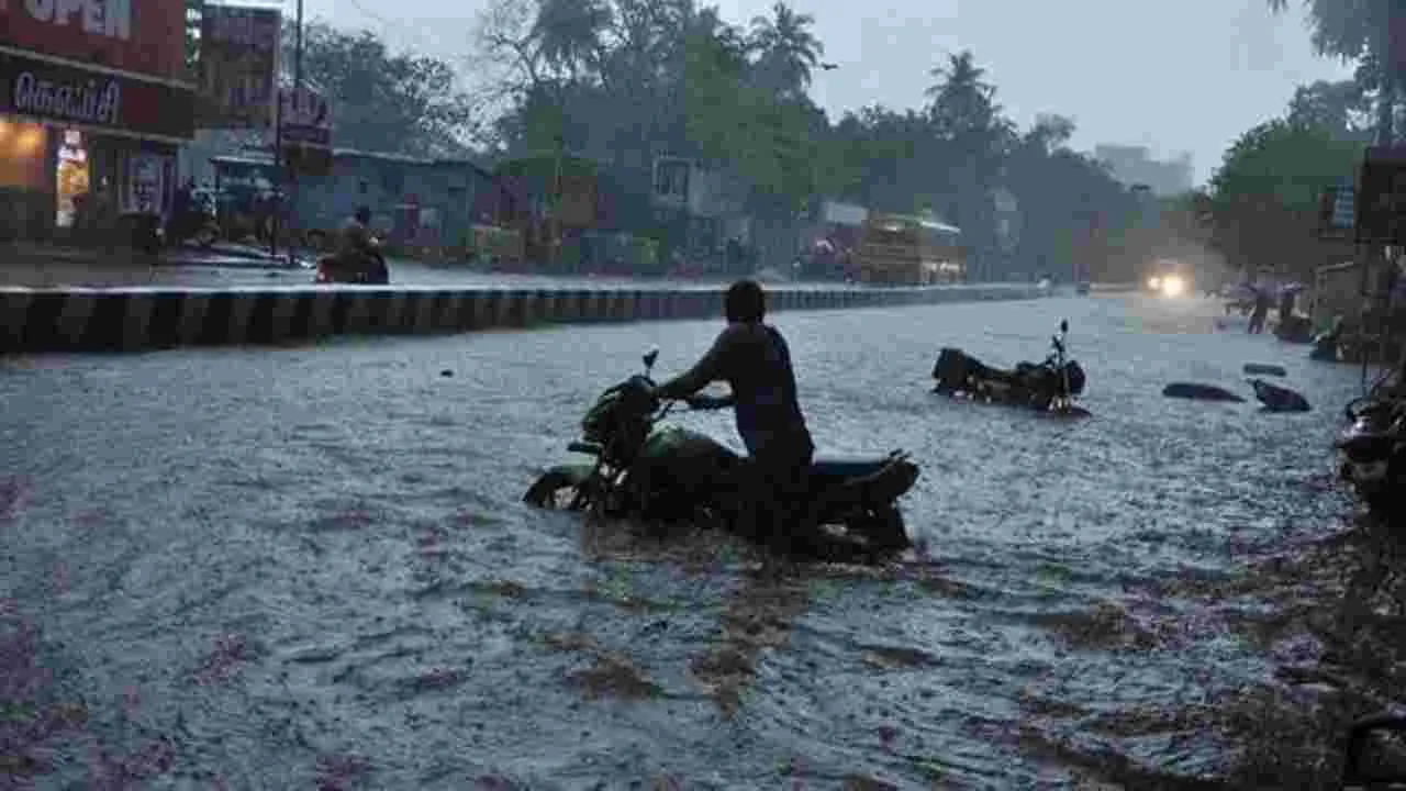 Chennai: భారీ వర్షాలకు నలుగురి బలి..