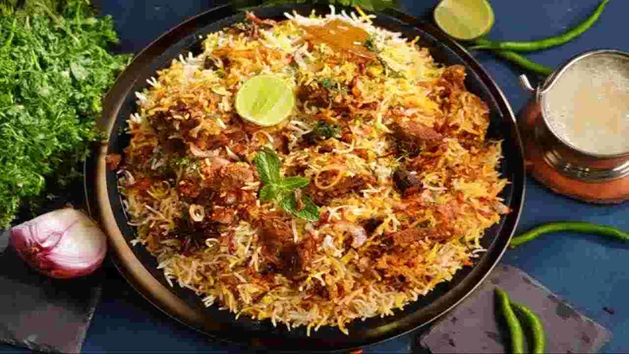 Biryani: వార్నీ.. ఇదోరకం డ్రామానా.. బిర్యానీలో పురుగులంటూ యువకుడి హల్‏చల్